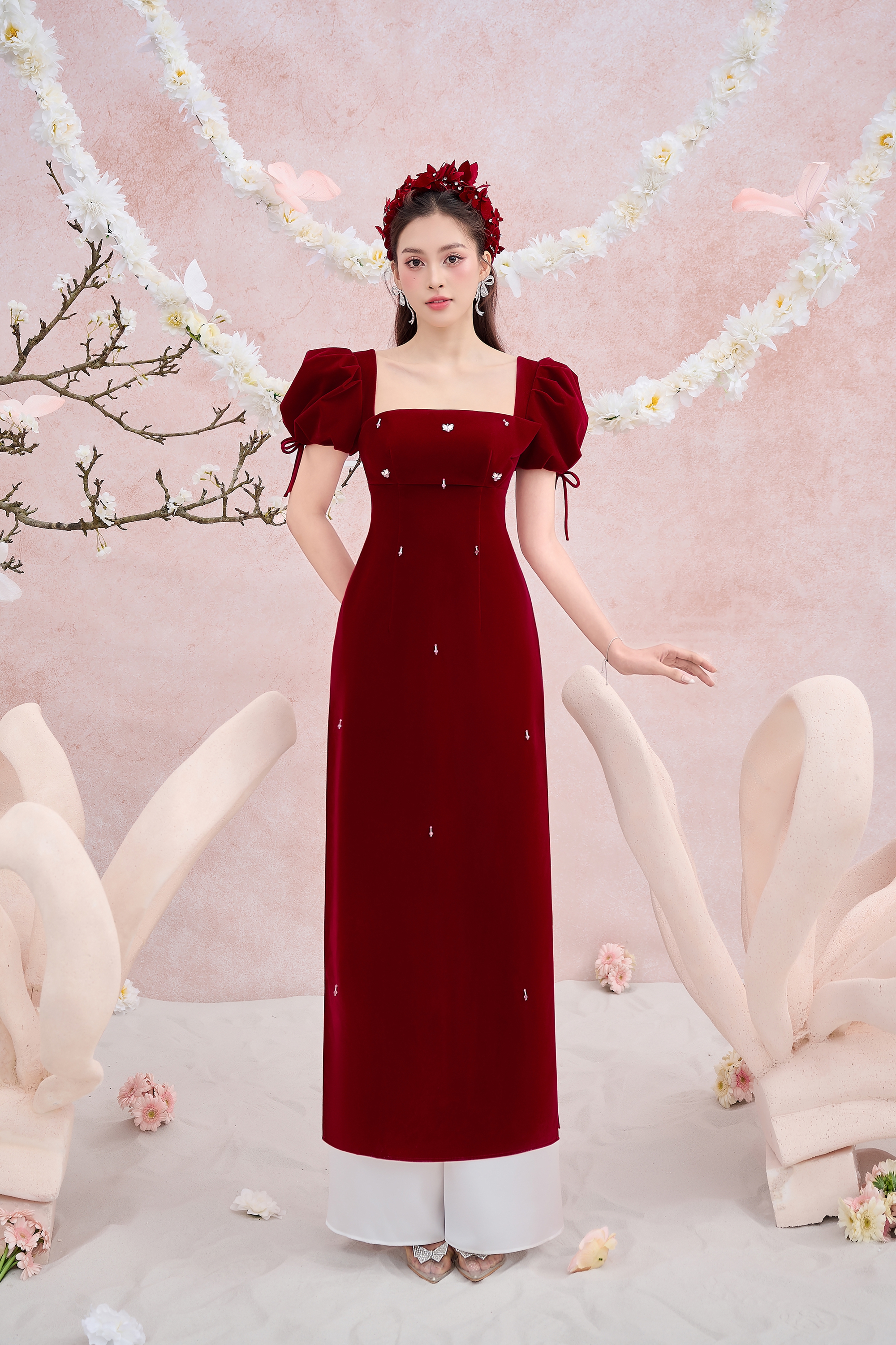 Hoa hậu Tiểu Vy kiêu sa trong áo dài tân thời- Ảnh 2.