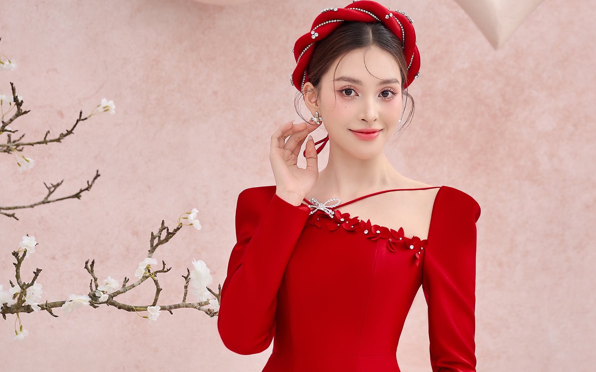 Hoa hậu Tiểu Vy kiêu sa trong áo dài tân thời