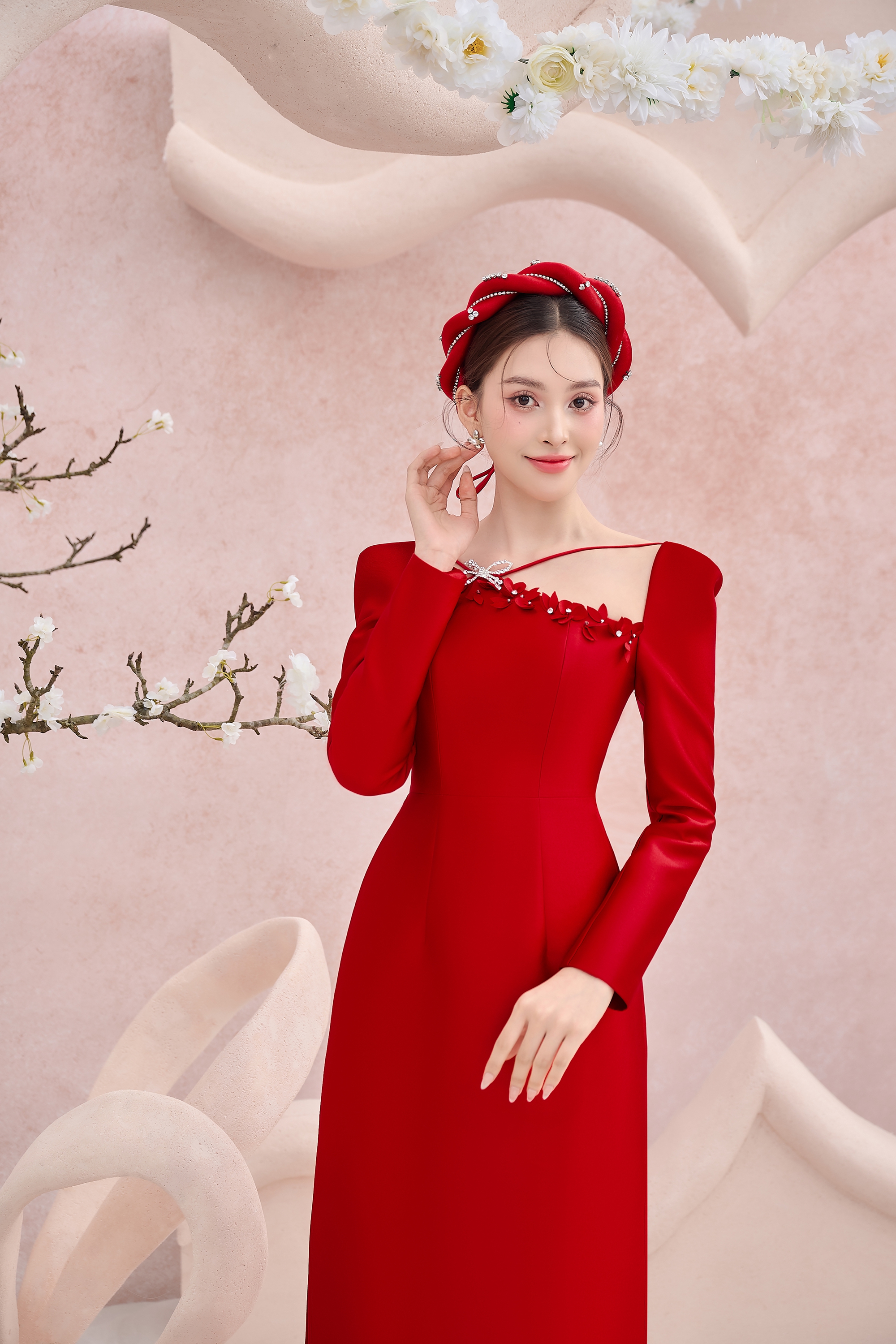Hoa hậu Tiểu Vy kiêu sa trong áo dài tân thời- Ảnh 3.
