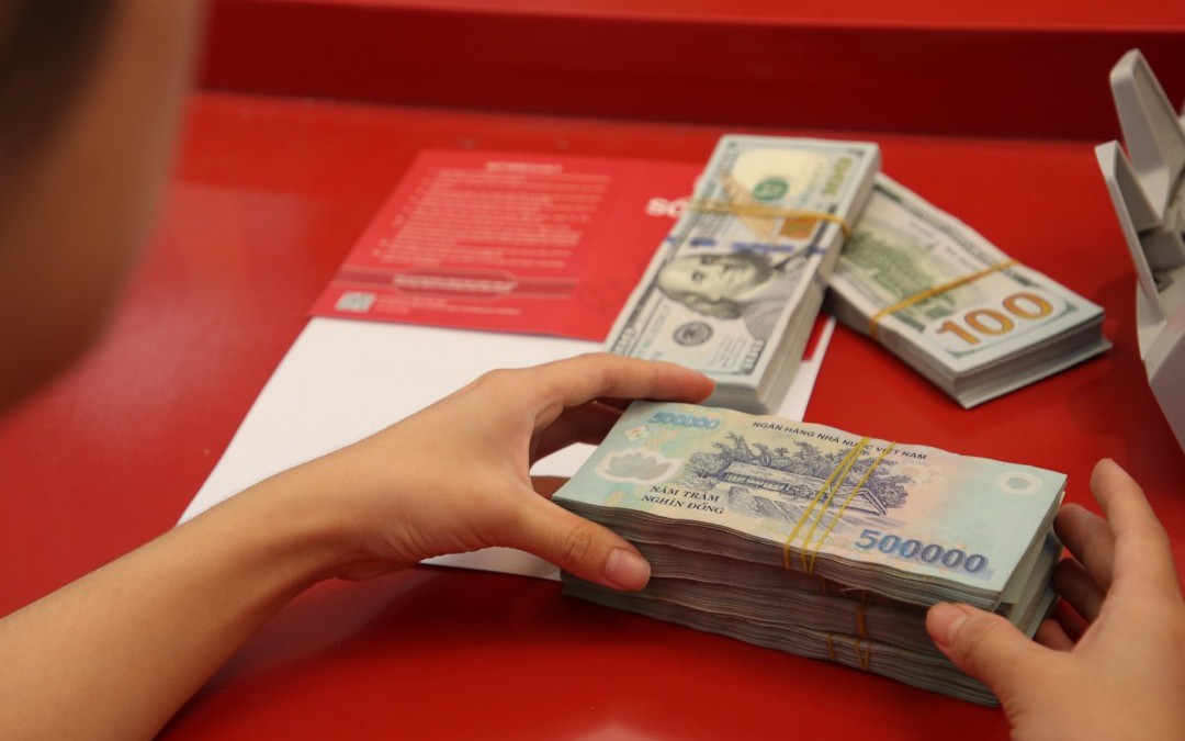Giá USD tự do bất ngờ tăng vọt
