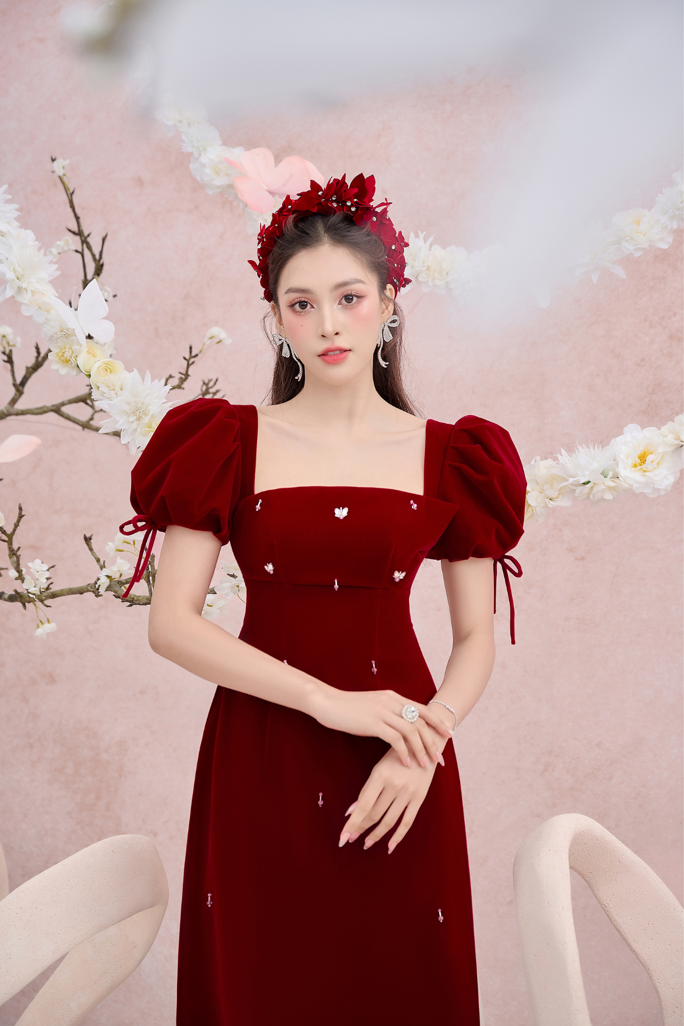 Hoa hậu Tiểu Vy kiêu sa trong áo dài tân thời- Ảnh 1.