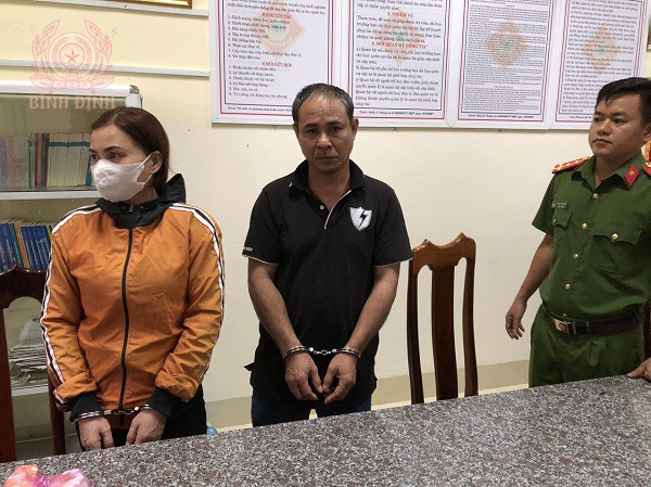 Tạm giữ cặp vợ chồng h&agrave;nh hung, &ldquo;nhốt&rdquo; tổ c&ocirc;ng t&aacute;c thi h&agrave;nh &aacute;n trong nh&agrave;- Ảnh 2.