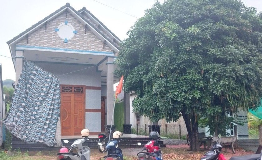 Tạm giữ cặp vợ chồng h&agrave;nh hung, &ldquo;nhốt&rdquo; tổ c&ocirc;ng t&aacute;c thi h&agrave;nh &aacute;n trong nh&agrave;- Ảnh 1.