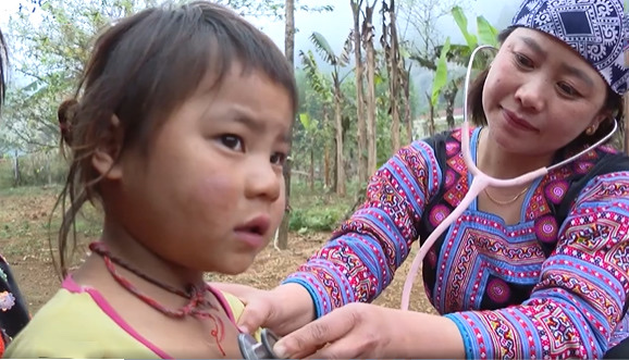 Nữ cán bộ y tế mở lối thoát nghèo ở Hang Kia - Pà Cò- Ảnh 1.