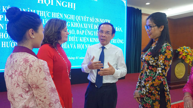 B&iacute; thư Th&agrave;nh ủy TP HCM Nguyễn Văn N&ecirc;n trao đổi với c&aacute;c đại biểu b&ecirc;n lề hội nghị chiều 9-1