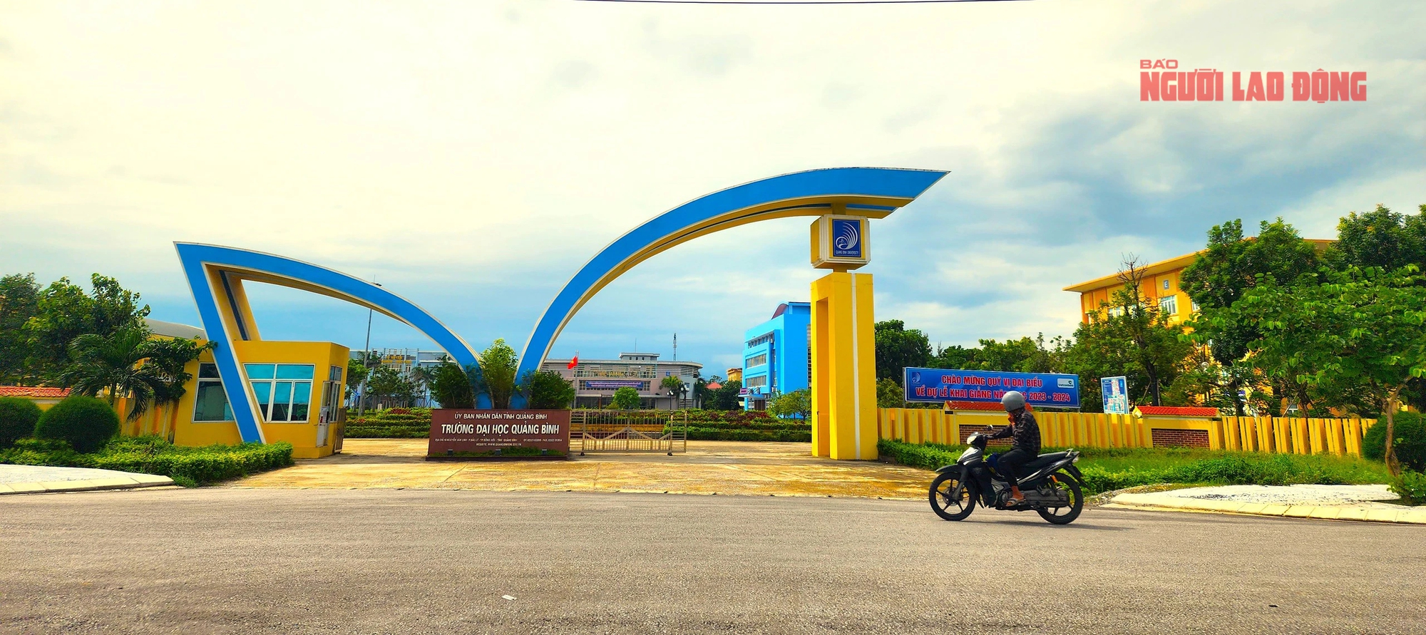 Gần 150 giảng vi&ecirc;n Trường Đại học Quảng B&igrave;nh "k&ecirc;u cứu" - Ảnh 1.
