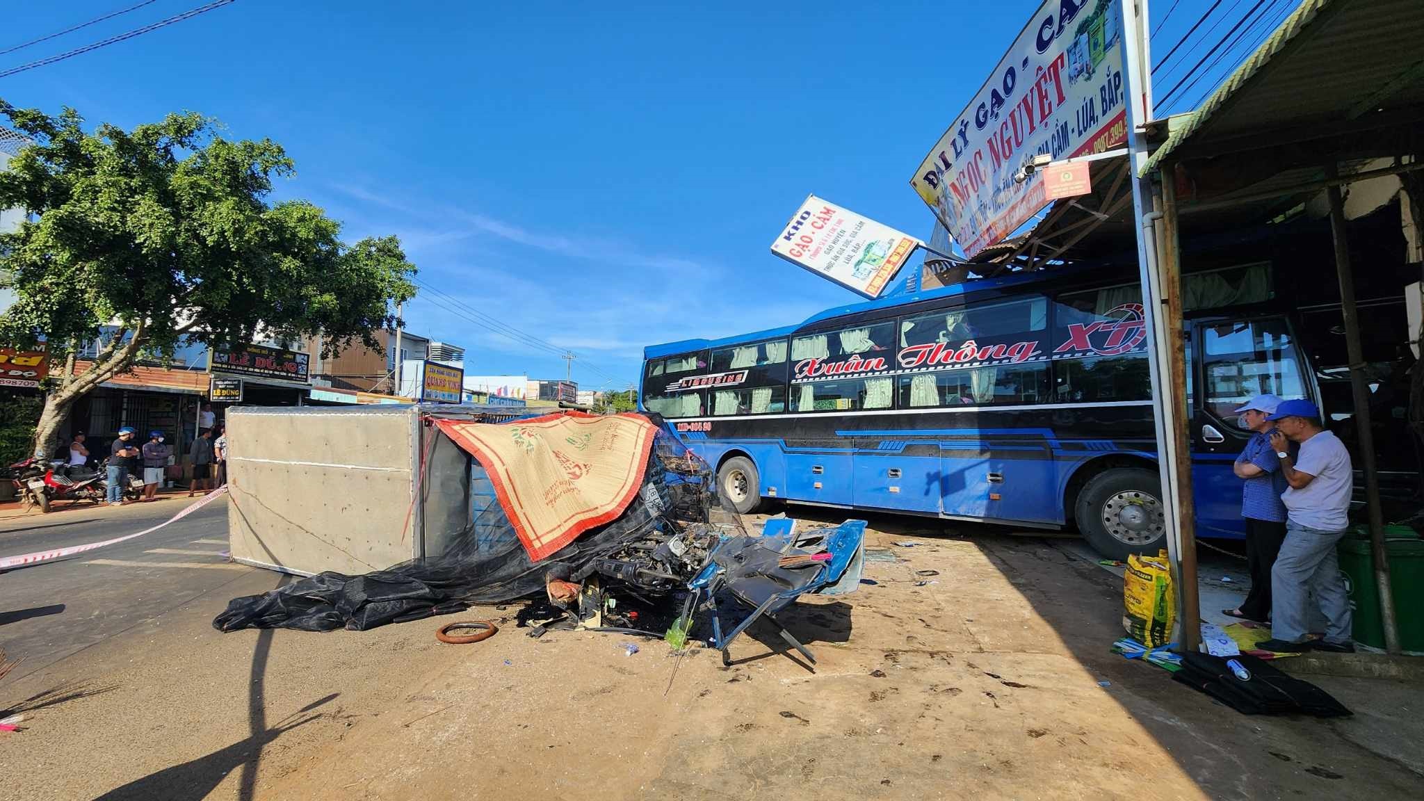 Khoảnh khắc xe kh&aacute;ch t&ocirc;ng xe tải, t&agrave;i xế tử vong thương t&acirc;m- Ảnh 1.