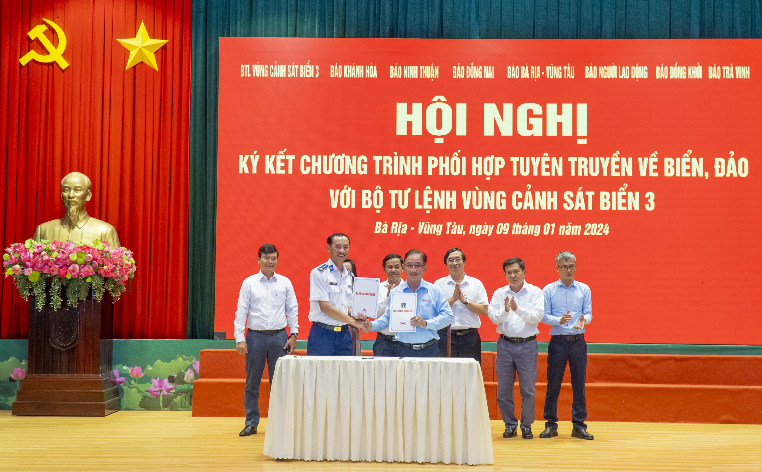 K&yacute; kết tuy&ecirc;n truyền giữa B&aacute;o Người Lao Động v&agrave; Bộ Tư lệnh V&ugrave;ng Cảnh s&aacute;t biển 3- Ảnh 3.
