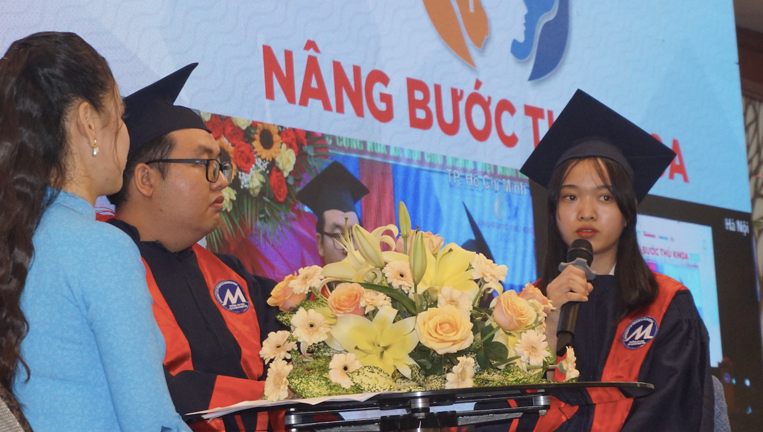 Trao 120 suất học bổng "Nâng bước thủ khoa"- Ảnh 1.