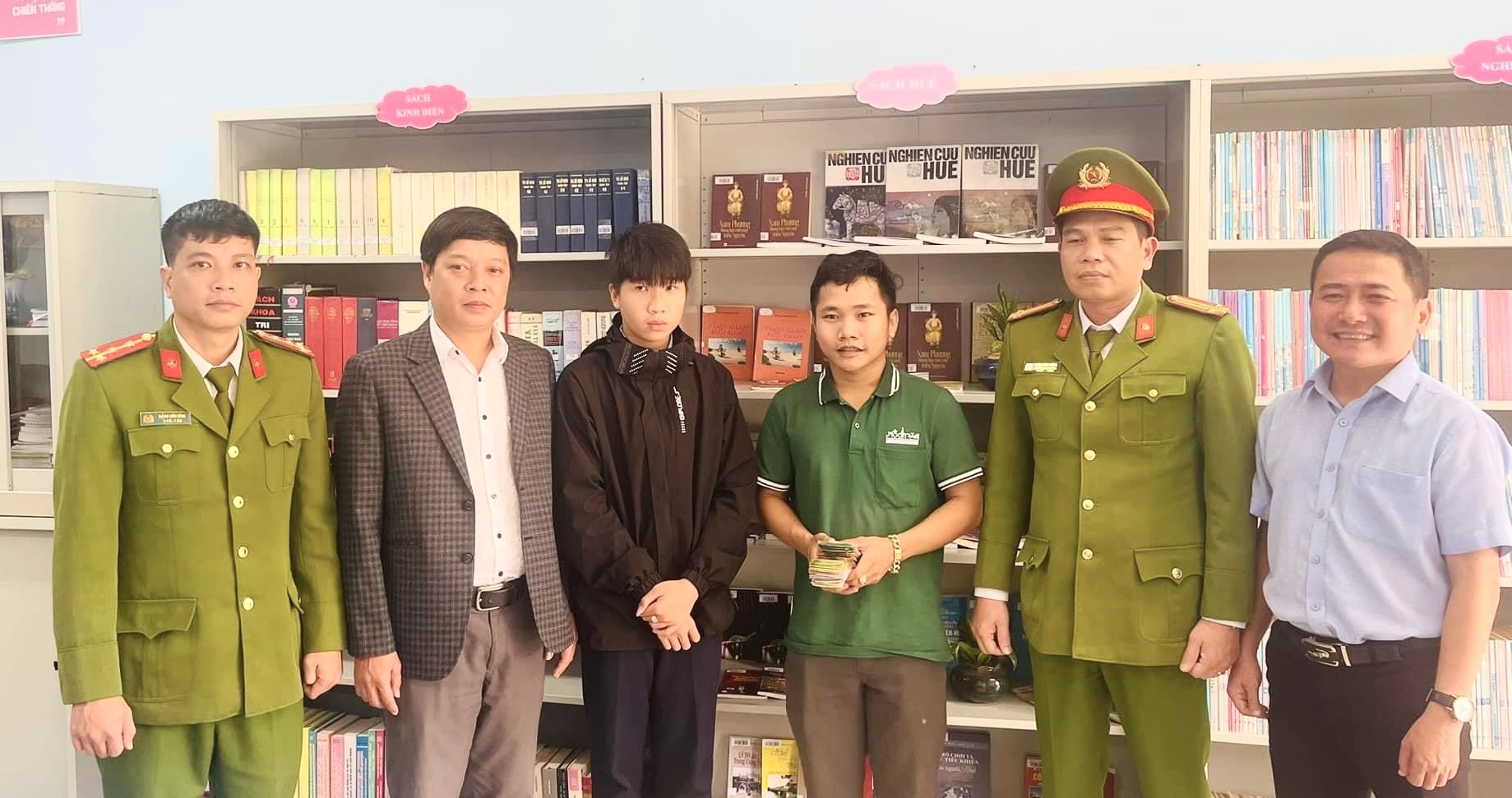 Nhặt được gần 88 triệu đồng, học sinh lớp 8 mang tới báo thầy cô- Ảnh 1.