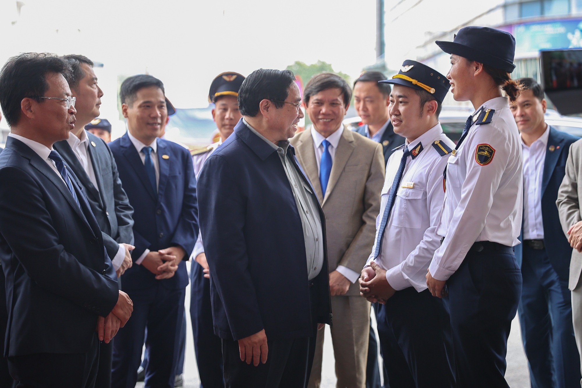 Thủ tướng Phạm Minh Ch&iacute;nh thăm hỏi c&aacute;n bộ, nh&acirc;n vi&ecirc;n ng&agrave;nh đường sắt l&agrave;m việc tại Ga H&agrave; Nội - Ảnh: Nhật Bắc