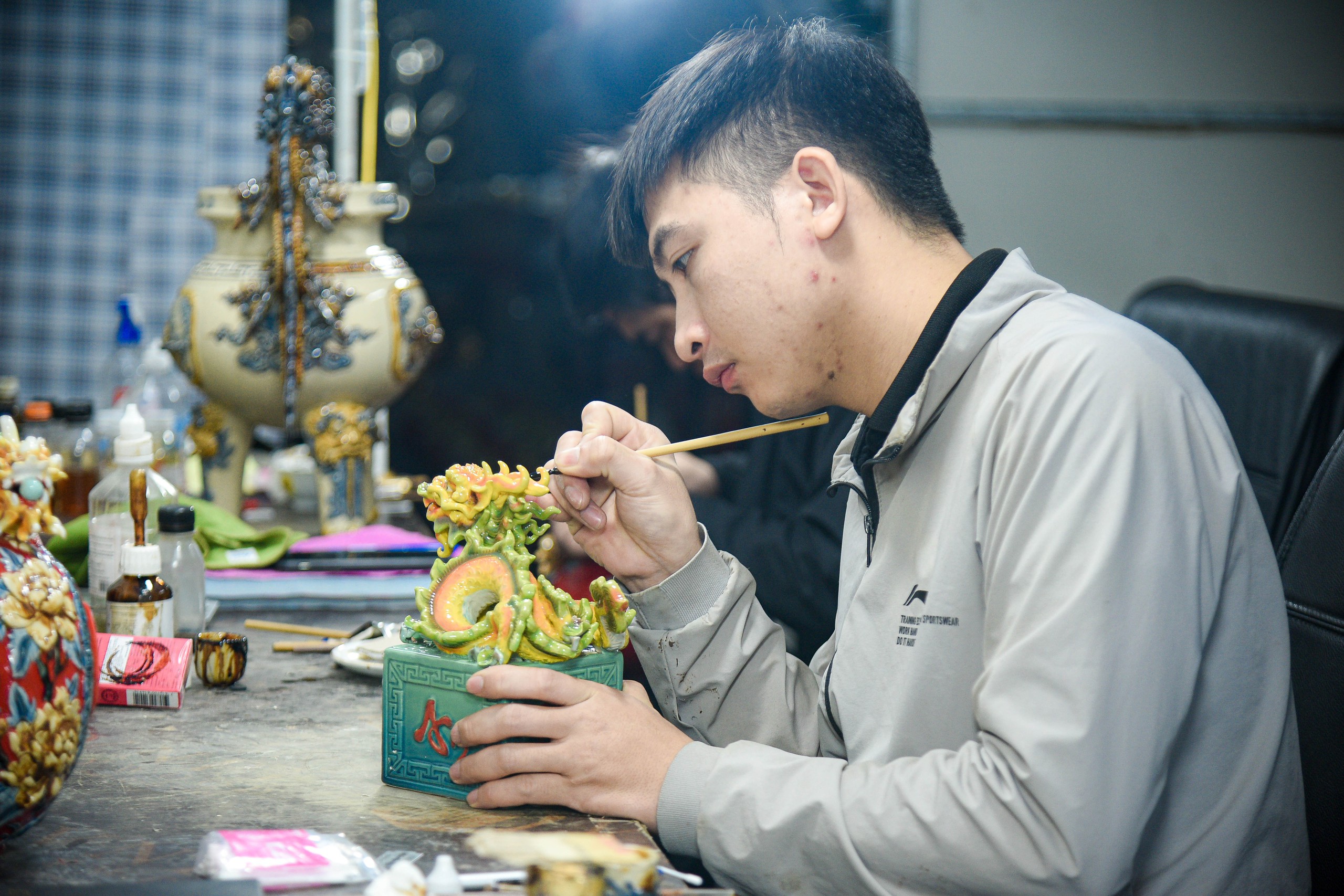 Cận cảnh qu&aacute; tr&igrave;nh sản xuất ấn Rồng d&aacute;t v&agrave;ng phục vụ Tết Gi&aacute;p Th&igrave;n 2024- Ảnh 7.