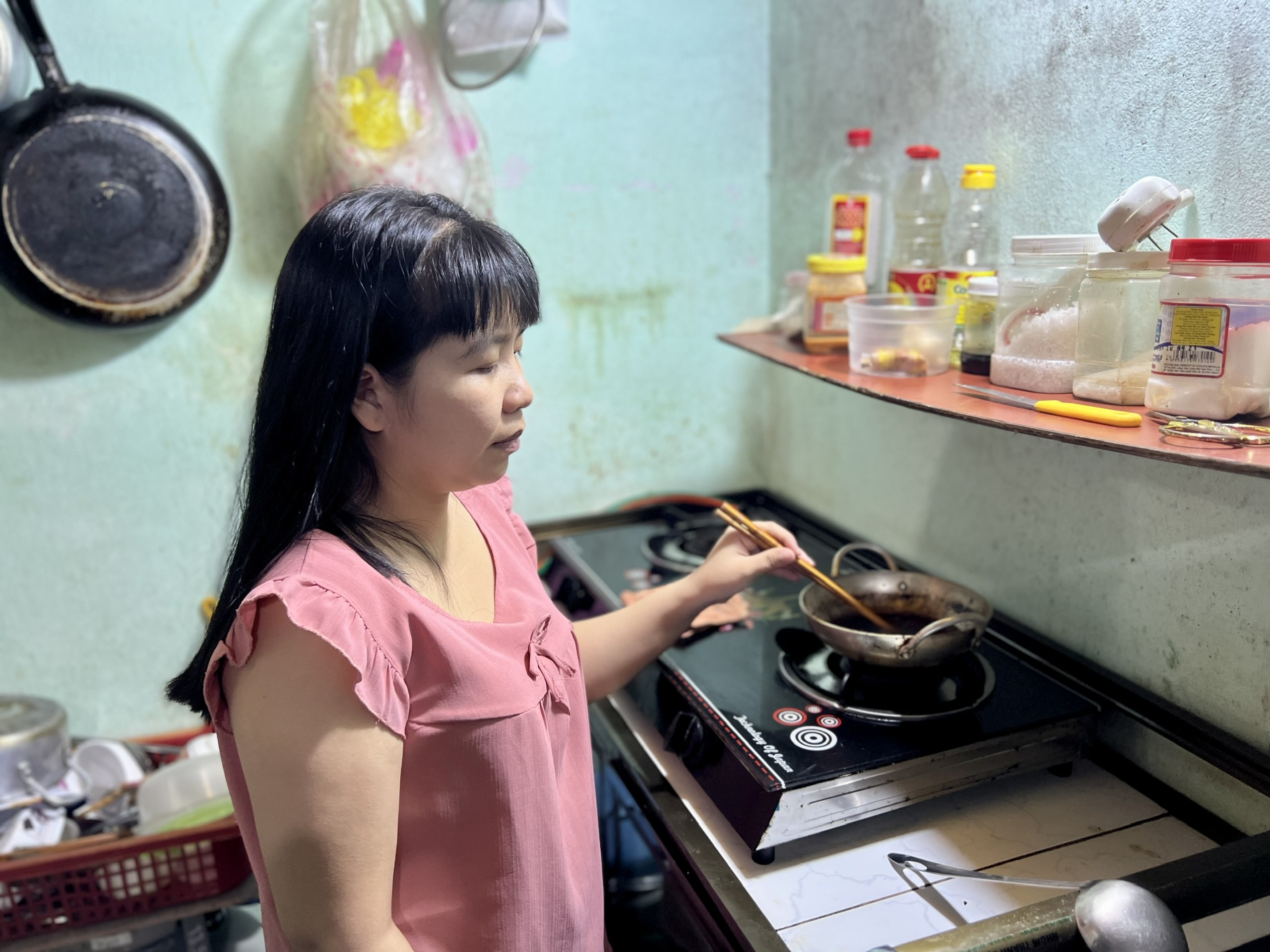 Vất vả v&agrave; tốn k&eacute;m, v&igrave; sao c&ocirc;ng nh&acirc;n vẫn cố xoay xở để về qu&ecirc; đ&oacute;n Tết?- Ảnh 2.