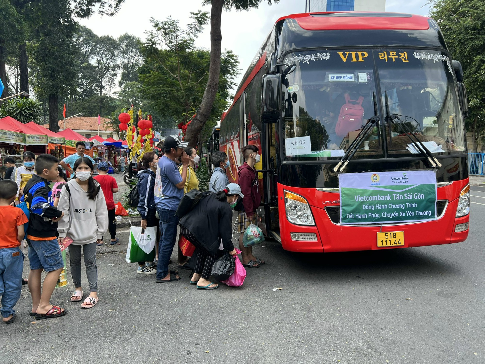 Vất vả v&agrave; tốn k&eacute;m, v&igrave; sao c&ocirc;ng nh&acirc;n vẫn cố xoay xở để về qu&ecirc; đ&oacute;n Tết?- Ảnh 3.