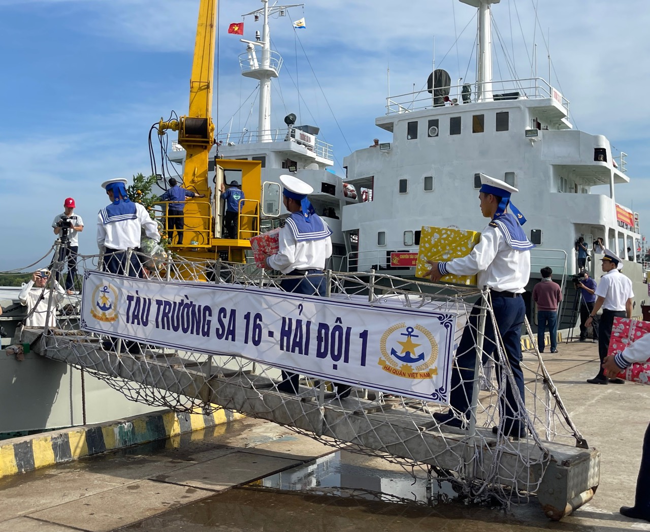 Chuyến t&agrave;u y&ecirc;u thương đến chiến sĩ nh&agrave; gi&agrave;n- Ảnh 2.
