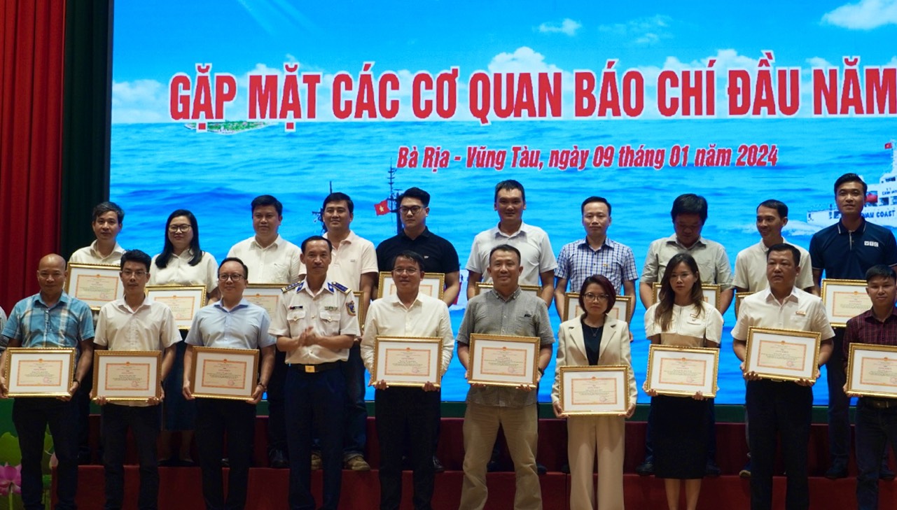 K&yacute; kết tuy&ecirc;n truyền giữa B&aacute;o Người Lao Động v&agrave; Bộ Tư lệnh V&ugrave;ng Cảnh s&aacute;t biển 3- Ảnh 4.