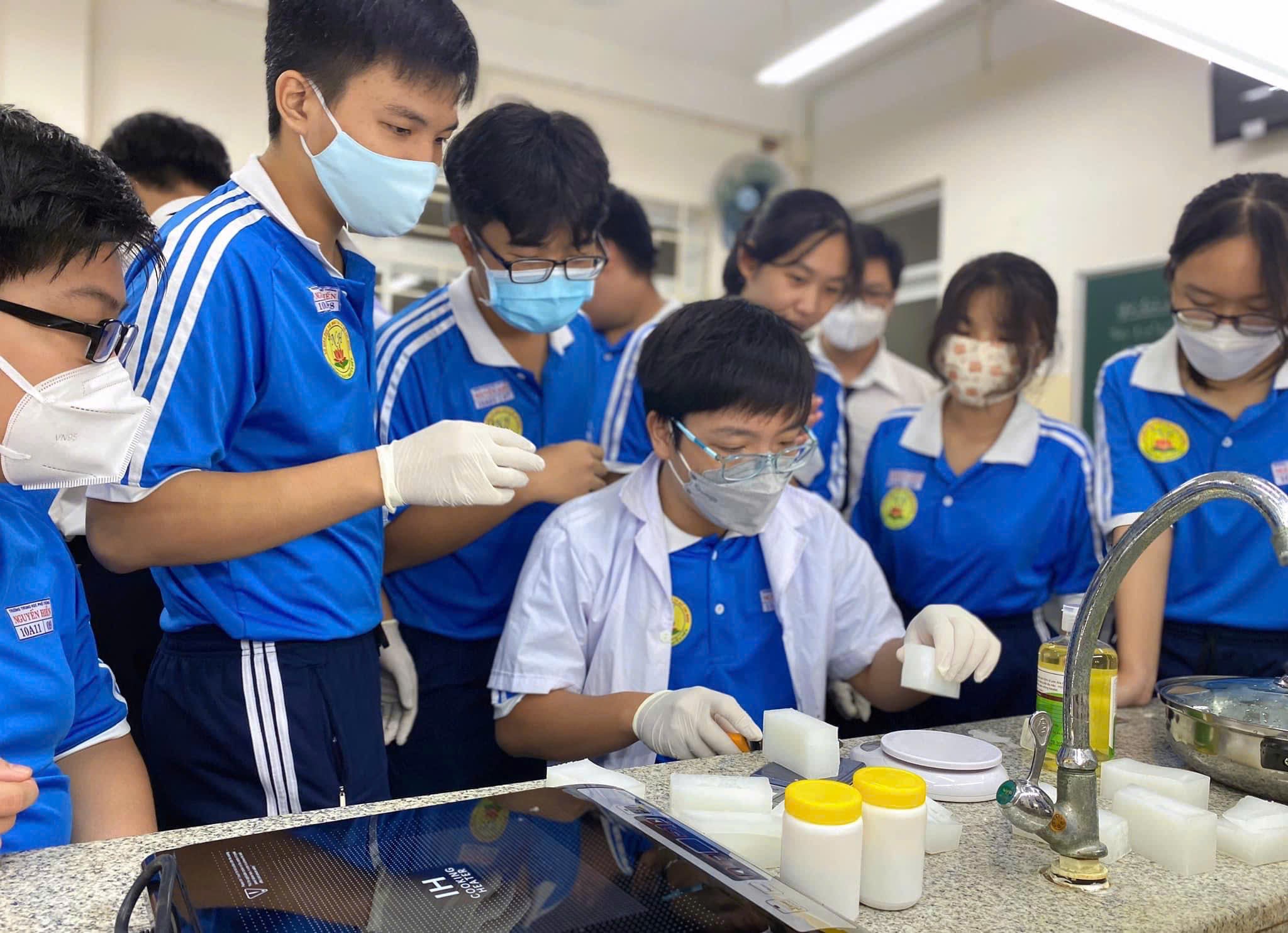 Chật vật với chương trình giáo dục phổ thông mới (*): Dạy "chay" vì thiếu thiết bị- Ảnh 1.