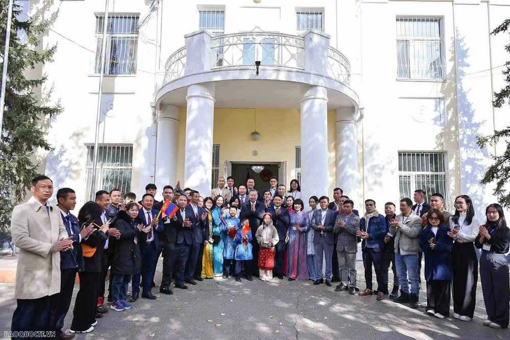 Tổng B&iacute; thư, Chủ tịch nước T&ocirc; L&acirc;m chụp ảnh lưu niệm với c&aacute;n bộ, nh&acirc;n vi&ecirc;n Đại sứ qu&aacute;n v&agrave; đại diện cộng đồng người Việt tại M&ocirc;ng Cổ. Ảnh: NGUYỄN HỒNG