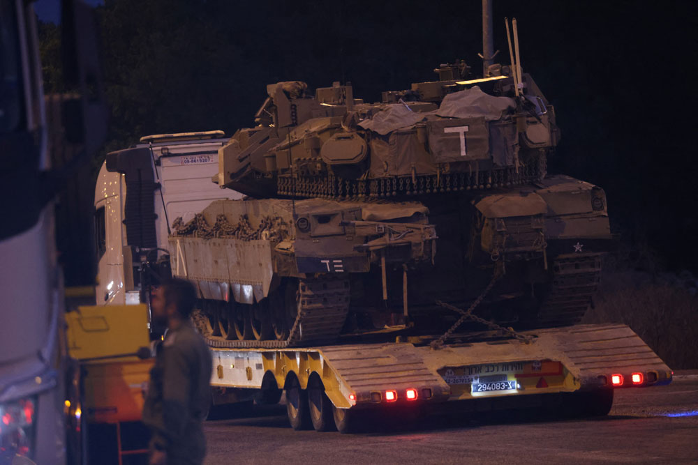 Xe tăng Israel được vận chuyển đến bi&ecirc;n giới ph&iacute;a Bắc gi&aacute;p với Lebanon h&ocirc;m 1-10. Ảnh: REUTERS