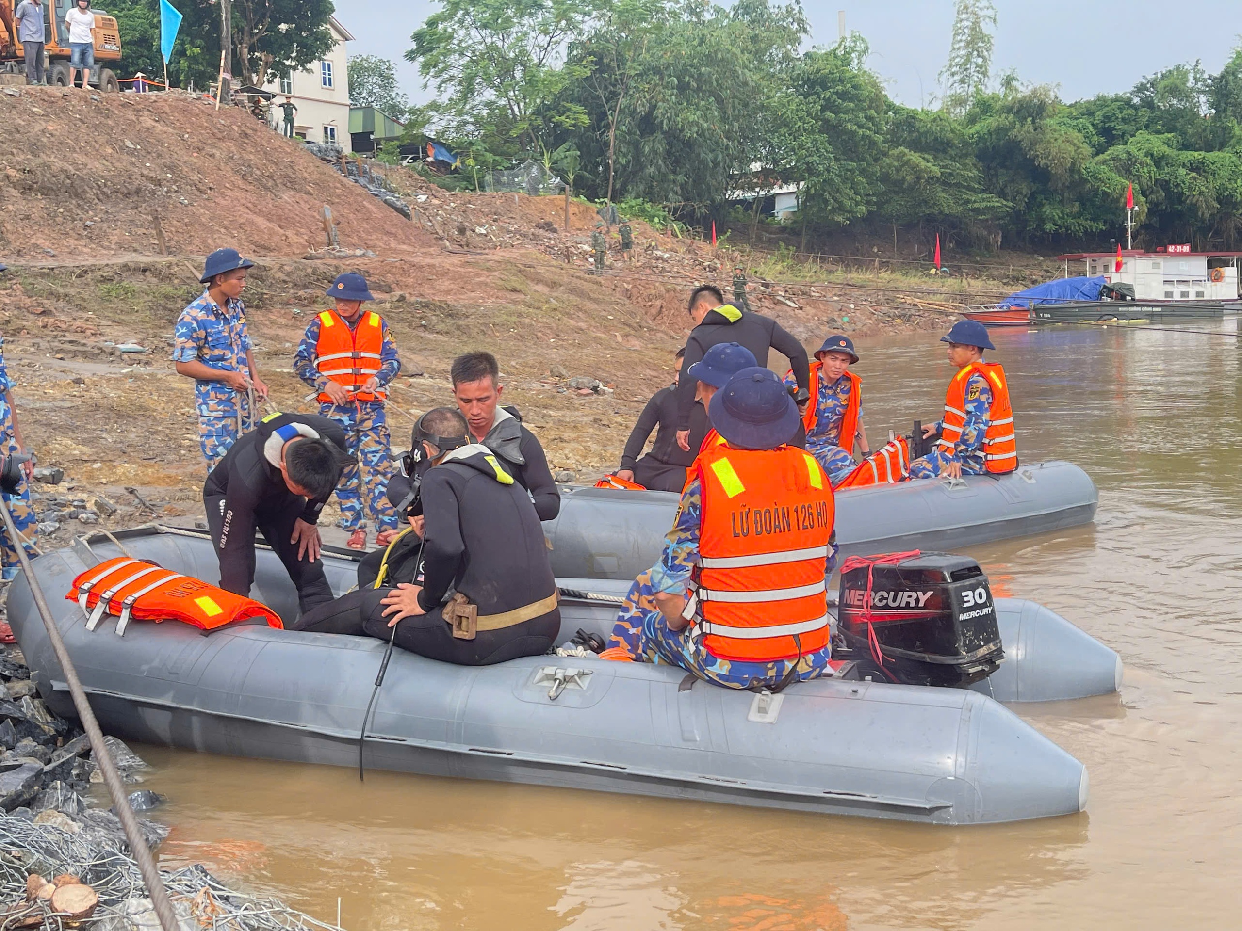 Vụ sập cầu Phong Châu: 30 người nhái tinh nhuệ của Đặc công Hải quân tìm kiếm nạn nhân mất tích- Ảnh 3.