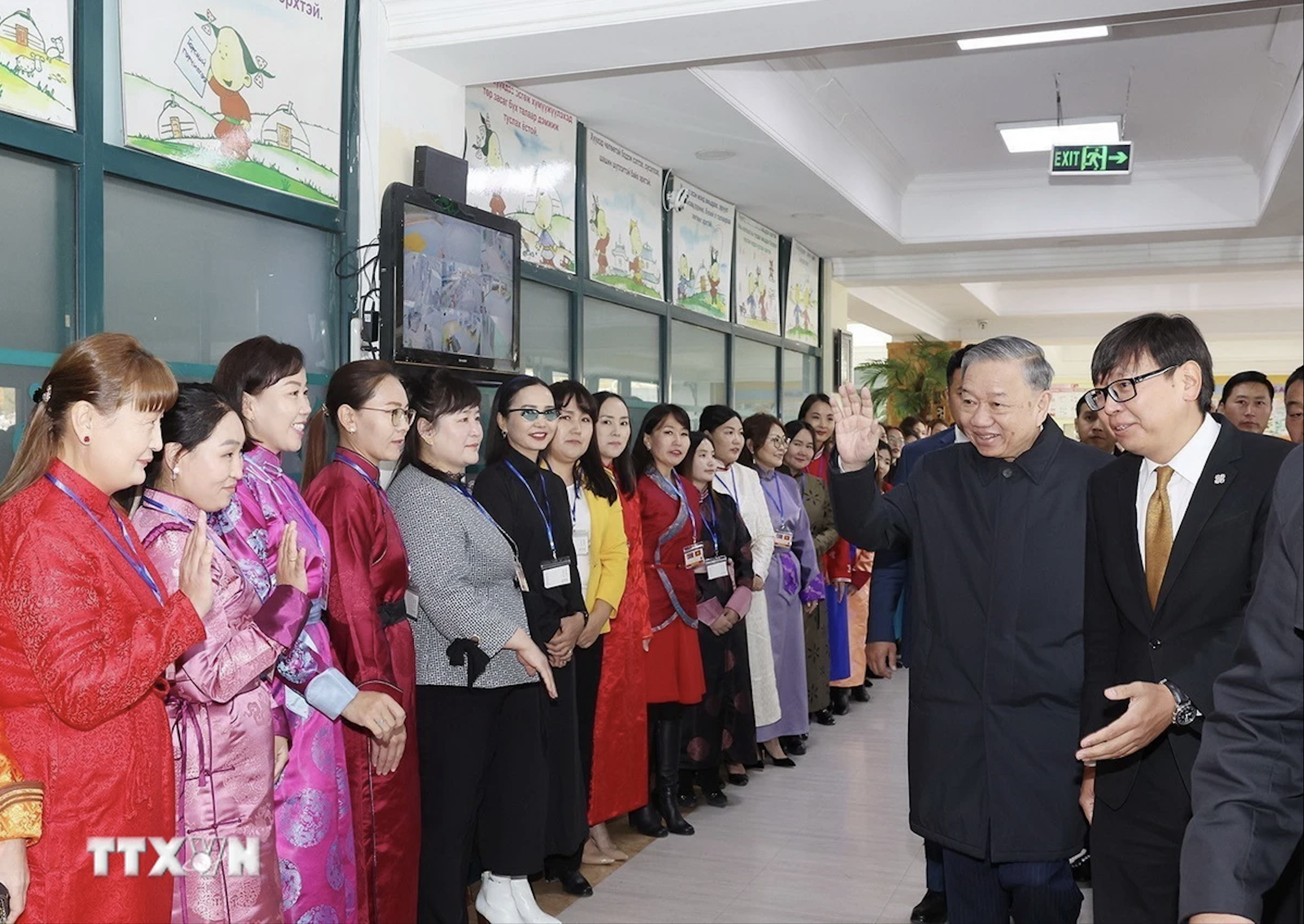 Tổng B&iacute; thư, Chủ tịch nước thăm trường mang t&ecirc;n Chủ tịch Hồ Ch&iacute; Minh tại M&ocirc;ng Cổ- Ảnh 5.