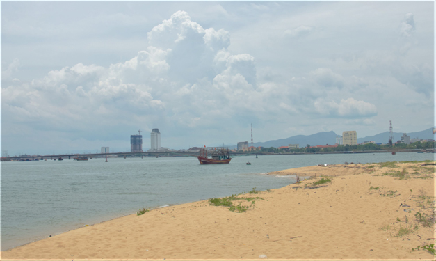 Cửa biển Nhật Lệ (Quảng Bình) bị bồi lấp nghiêm trọng khiến nhiều tàu cá không thể vươn khơi