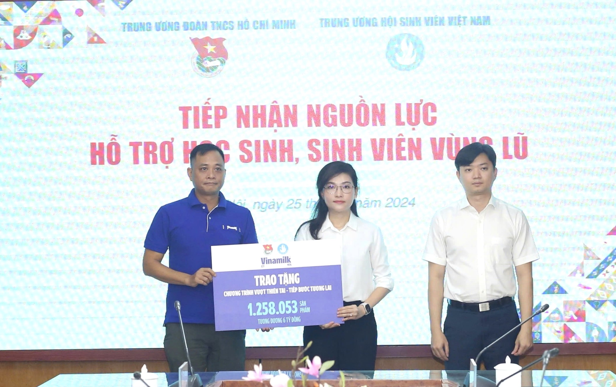 Cộng đồng g&oacute;p 1, Vinamilk g&oacute;p th&ecirc;m 1 để nh&acirc;n đ&ocirc;i hỗ trợ học sinh c&aacute;c tỉnh gặp thi&ecirc;n tai- Ảnh 1.