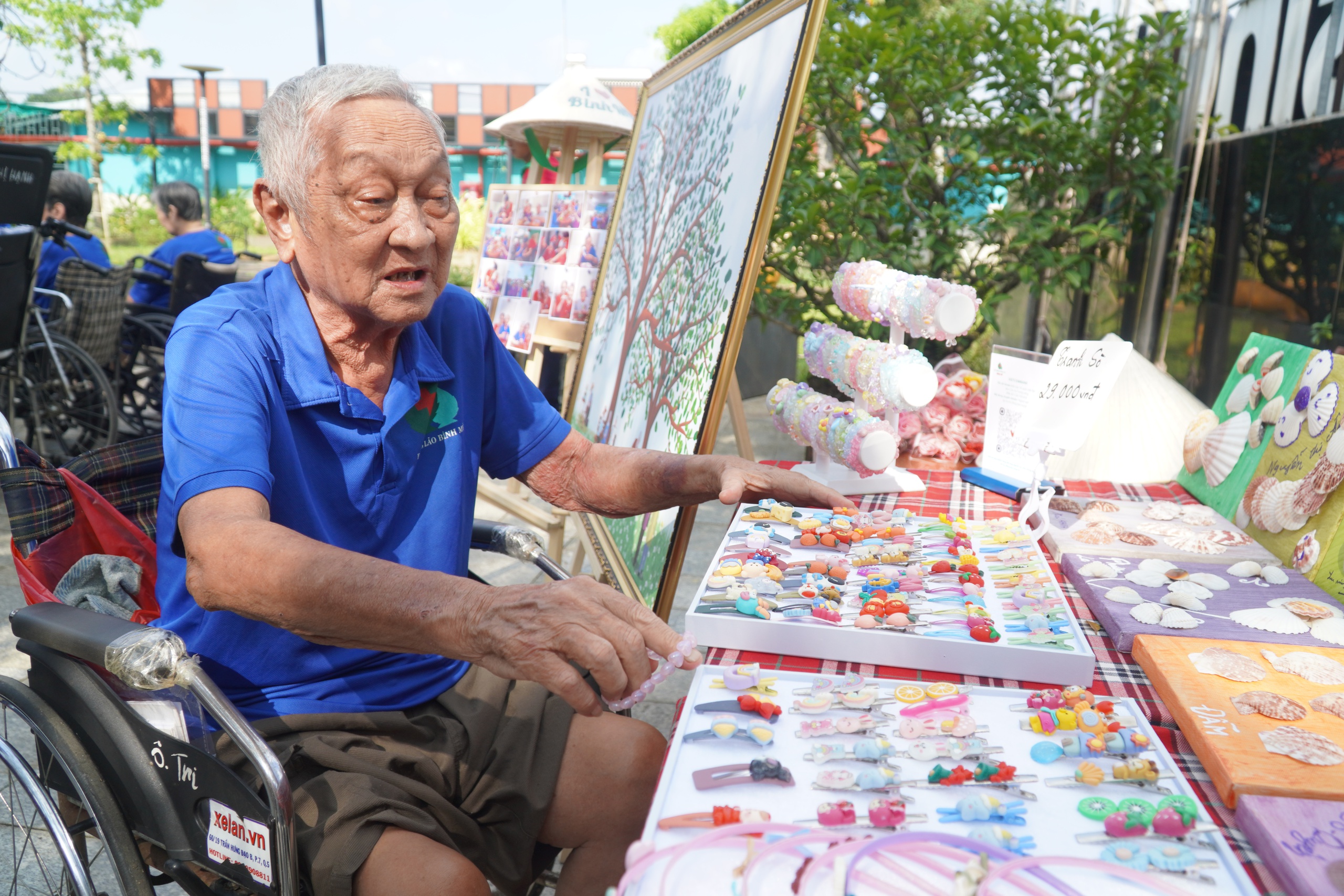 Người cao tuổi học vẽ tranh, l&agrave;m qu&agrave; lưu niệm để hỗ trợ đồng b&agrave;o bị b&atilde;o, lũ- Ảnh 4.
