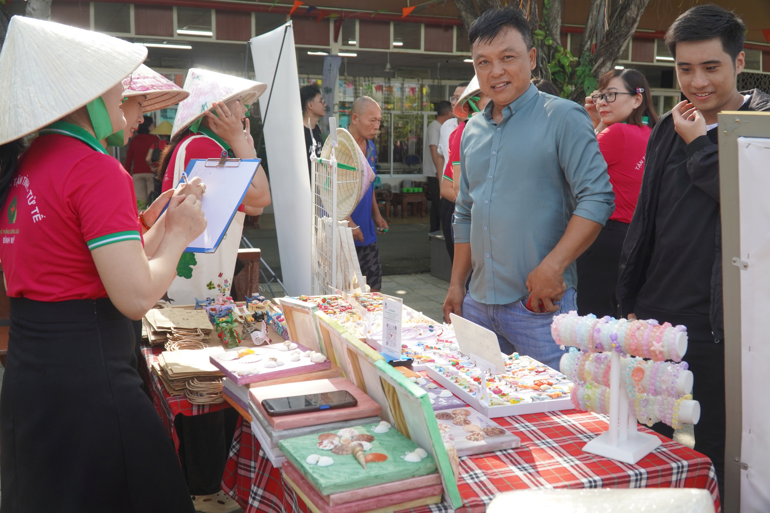 Người cao tuổi học vẽ tranh, l&agrave;m qu&agrave; lưu niệm để hỗ trợ đồng b&agrave;o bị b&atilde;o, lũ- Ảnh 5.