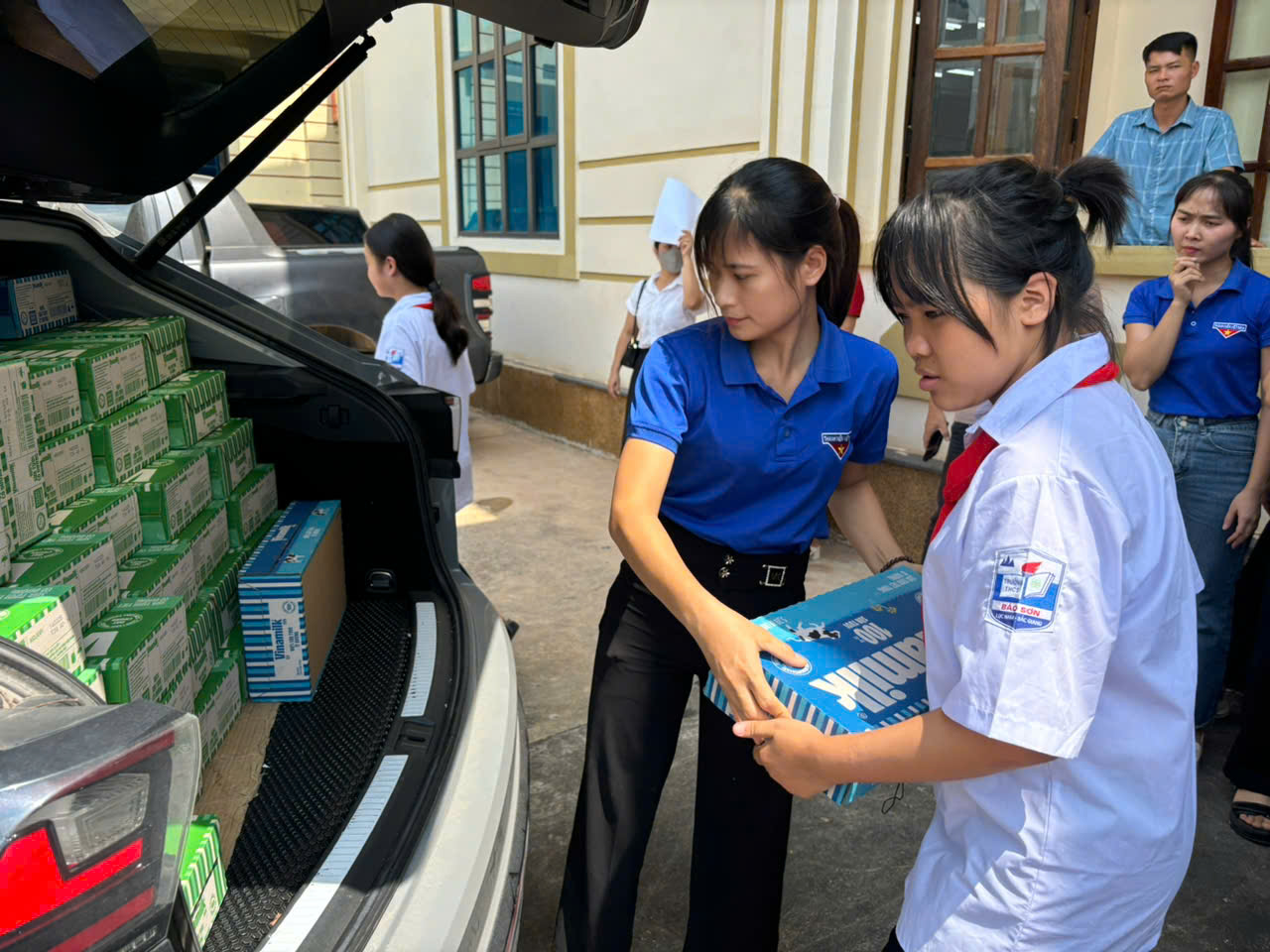 Cộng đồng g&oacute;p 1, Vinamilk g&oacute;p th&ecirc;m 1 để nh&acirc;n đ&ocirc;i hỗ trợ học sinh c&aacute;c tỉnh gặp thi&ecirc;n tai- Ảnh 2.