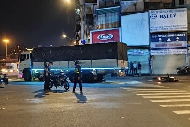 TP HCM: Tai nạn ngay ng&atilde; tư H&agrave;ng Xanh, c&ocirc; g&aacute;i trẻ tử vong- Ảnh 1.