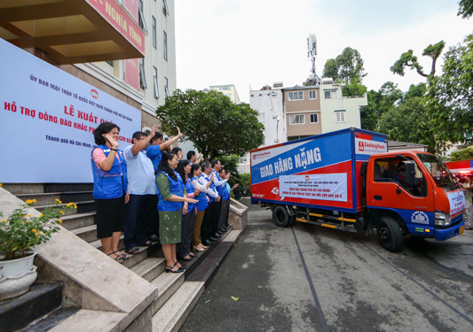 Lãnh đạo TP HCM tiễn đoàn tình nguyện viên ra giúp đỡ đồng bào miền Bắc bị thiệt hại do bão số 3. Ảnh: HOÀNG TRIỀU