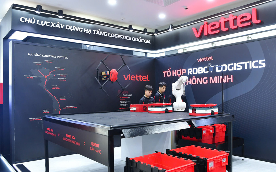 Demo hệ thống băng chuyền, robot v&agrave; hệ thống phần mềm điều khiển trong các công đoạn lưu trữ, l&acirc;́y hàng, đóng gói, chia chọn của Viettel