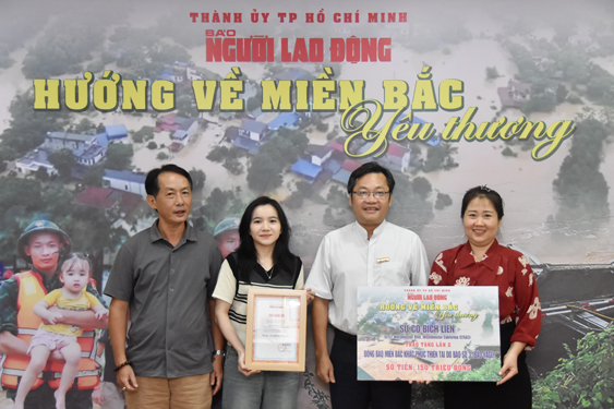 Chị Võ Thị Thu Tiên (thứ 2 từ trái qua) thay mặt sư cô Bích Liên trao bảng tượng trưng 150 triệu đồng đến chương trình “Hướng về miền Bắc yêu thương” Ảnh: TẤN THẠNH