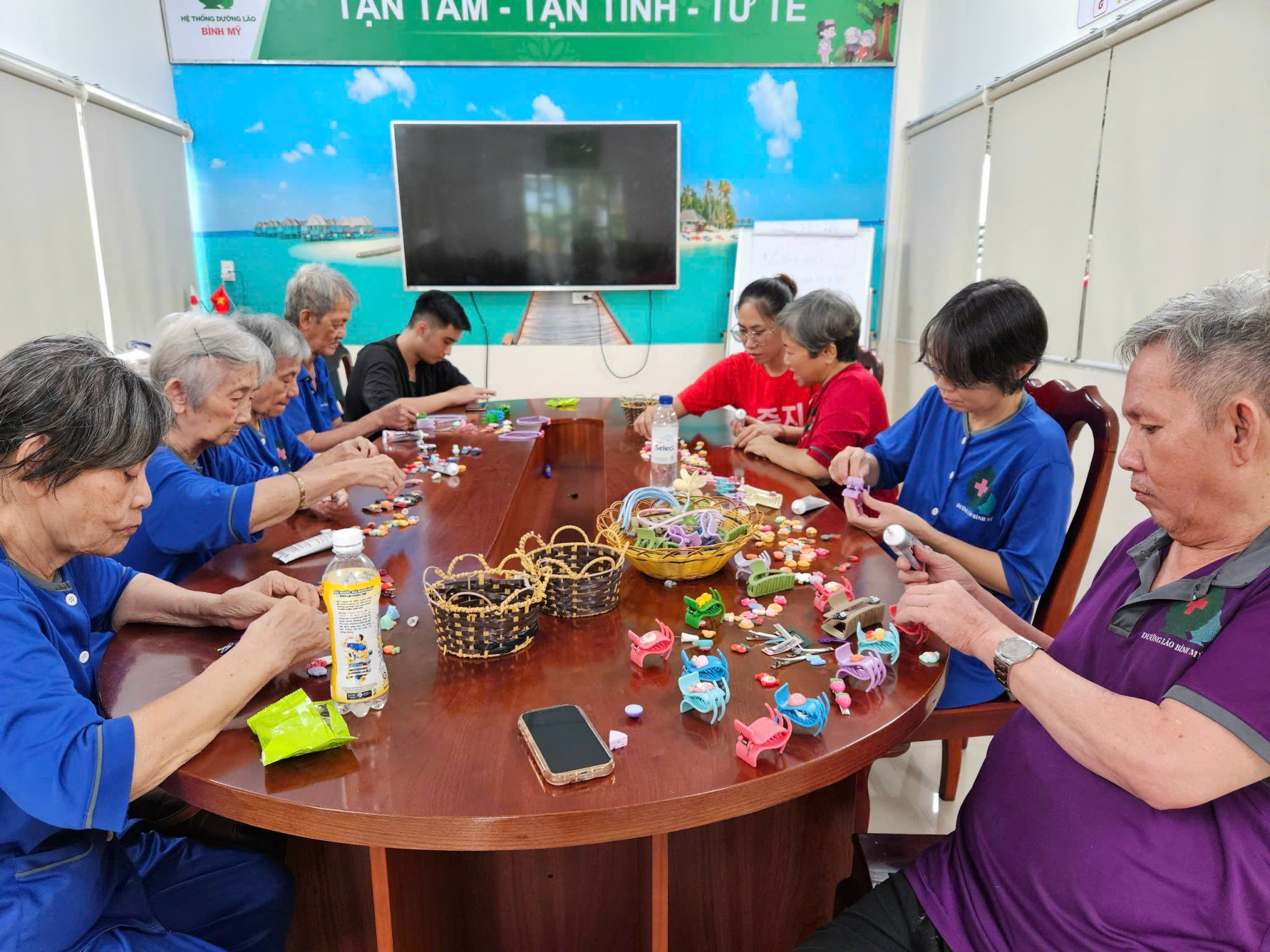Người cao tuổi học vẽ tranh, l&agrave;m qu&agrave; lưu niệm để hỗ trợ đồng b&agrave;o bị b&atilde;o, lũ- Ảnh 2.