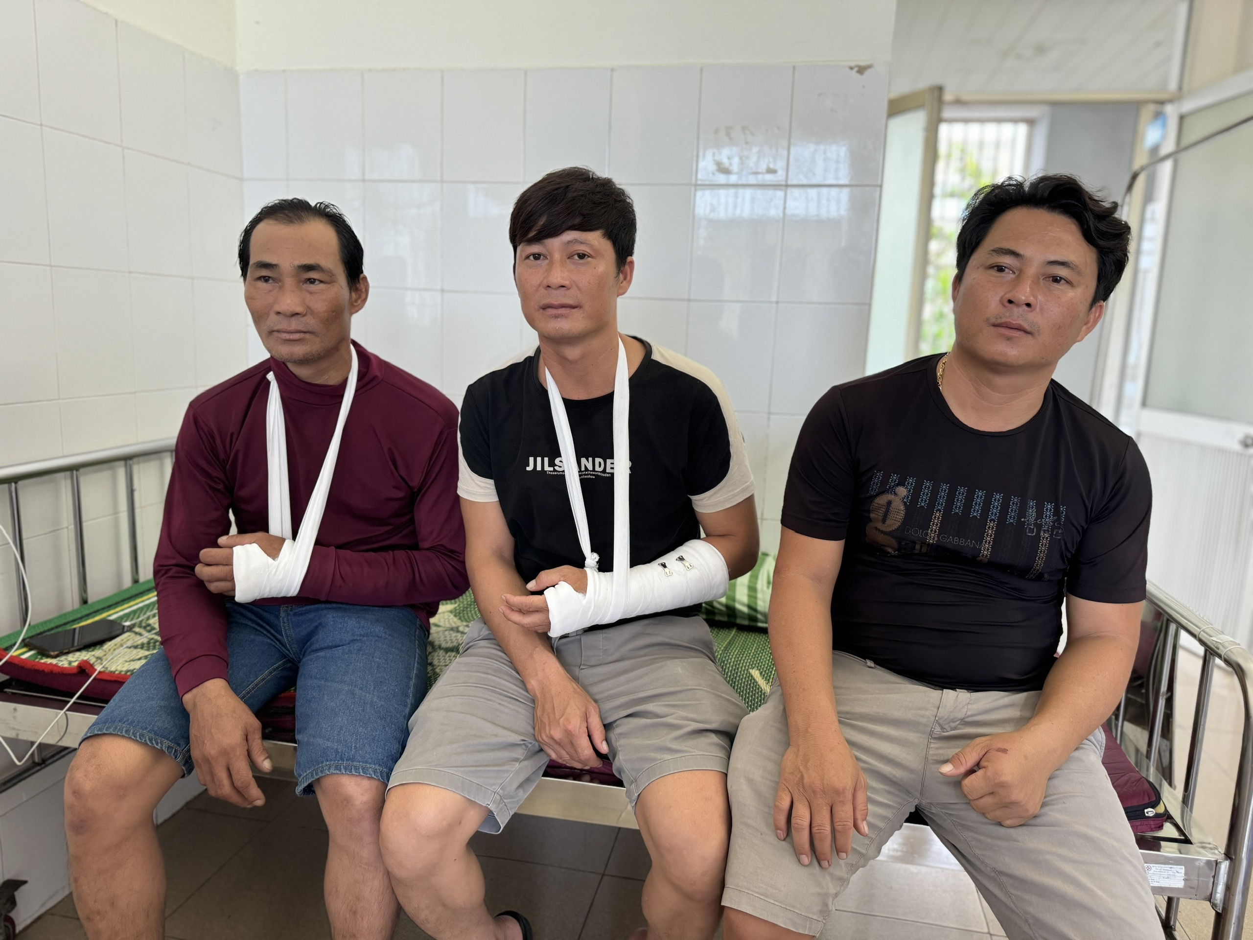 Sức khỏe c&aacute;c ngư d&acirc;n tr&ecirc;n t&agrave;u c&aacute; bị Trung Quốc h&agrave;nh hung ở Ho&agrave;ng Sa đ&atilde; ổn định- Ảnh 1.
