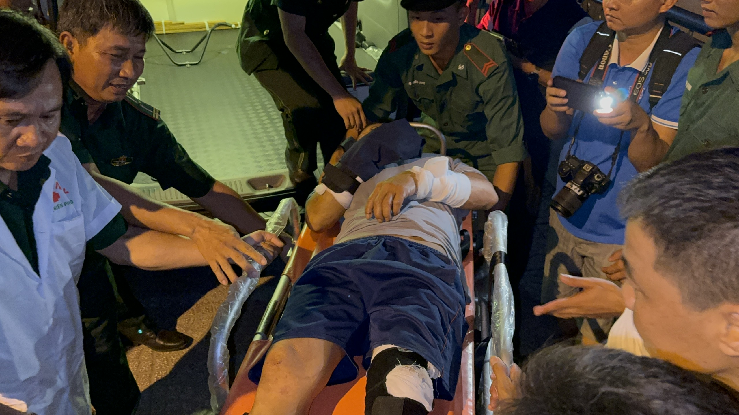 Sức khỏe c&aacute;c ngư d&acirc;n tr&ecirc;n t&agrave;u c&aacute; bị Trung Quốc h&agrave;nh hung ở Ho&agrave;ng Sa đ&atilde; ổn định- Ảnh 2.