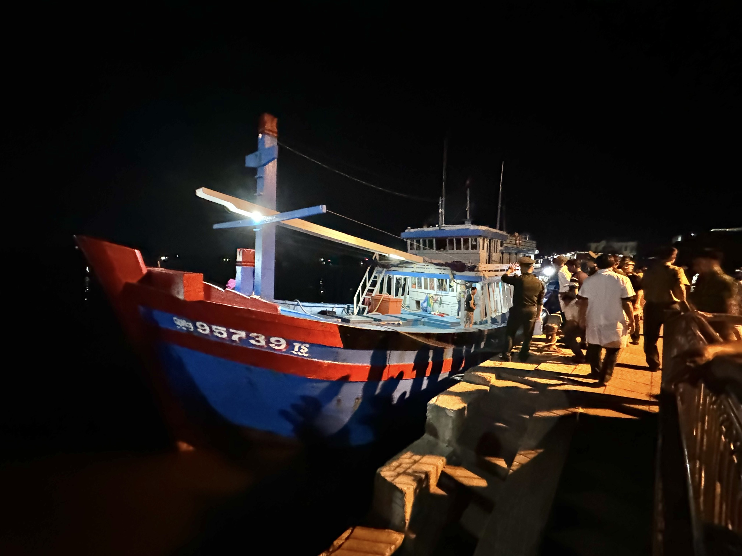 Ngư d&acirc;n Quảng Ng&atilde;i kể gi&acirc;y ph&uacute;t bị đ&aacute;nh g&atilde;y tay, ch&acirc;n tr&ecirc;n biển- Ảnh 1.
