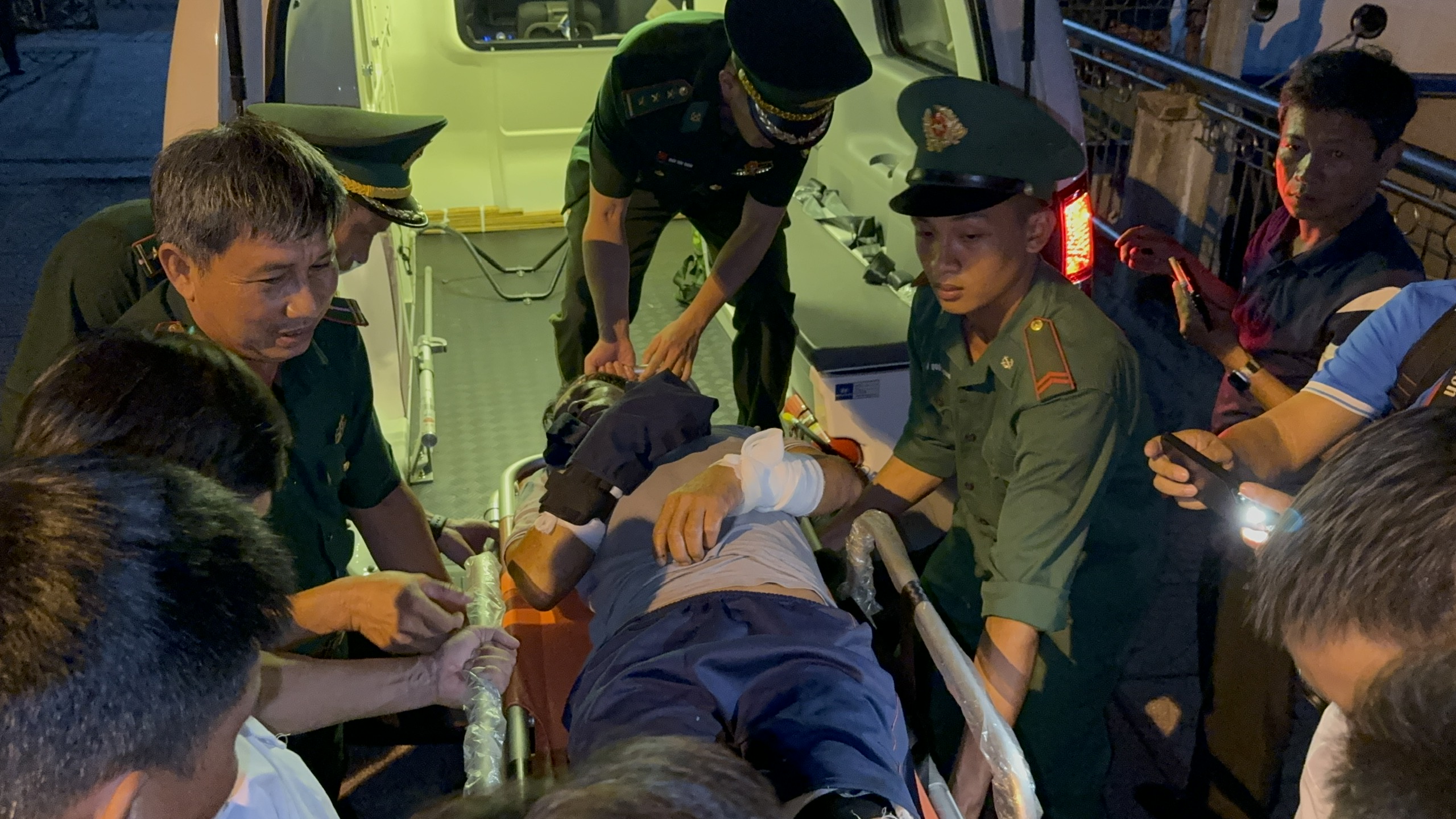 Ngư d&acirc;n Quảng Ng&atilde;i kể gi&acirc;y ph&uacute;t bị đ&aacute;nh g&atilde;y tay, ch&acirc;n tr&ecirc;n biển- Ảnh 2.