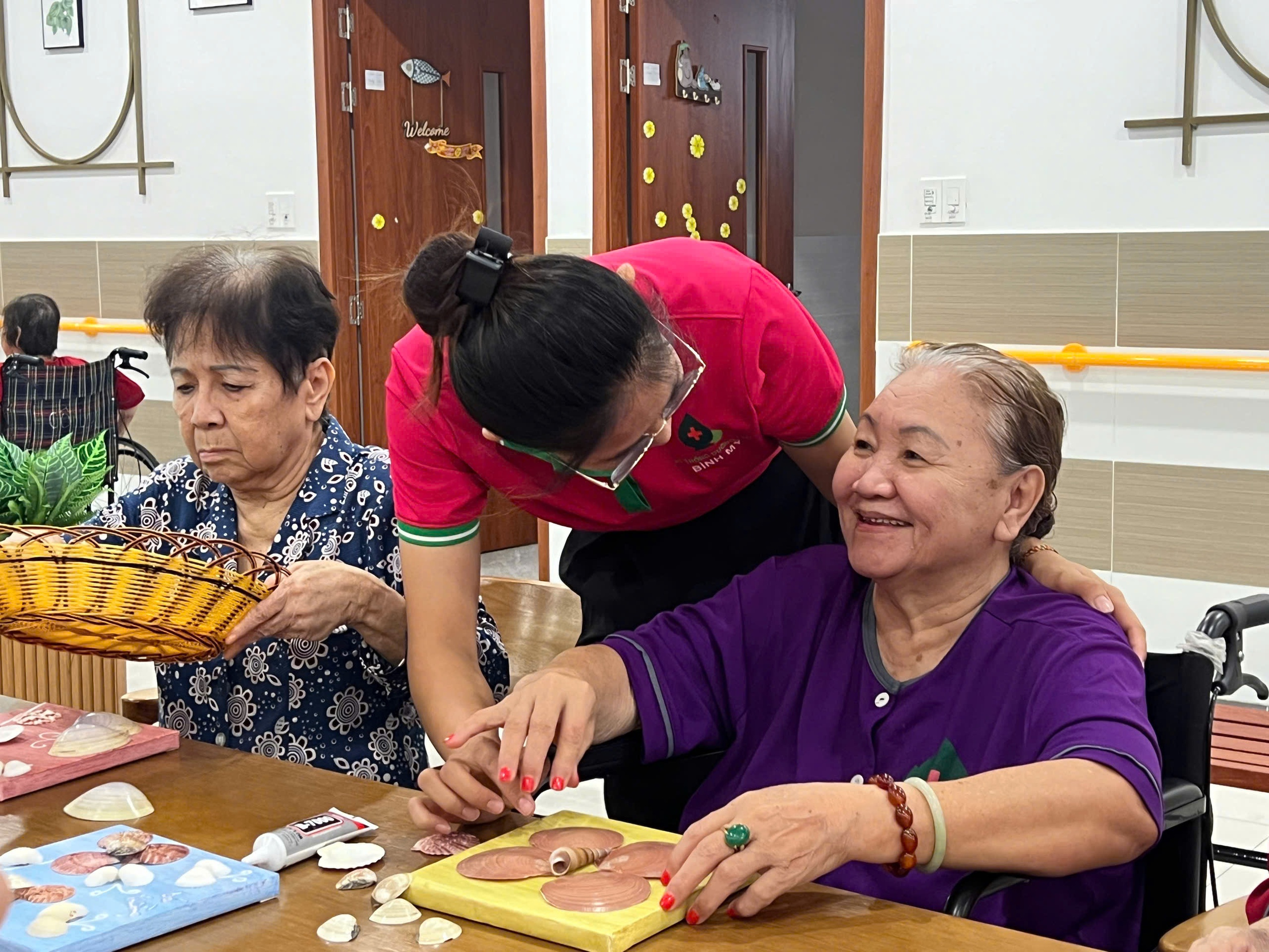 Người cao tuổi học vẽ tranh, l&agrave;m qu&agrave; lưu niệm để hỗ trợ đồng b&agrave;o bị b&atilde;o, lũ- Ảnh 3.