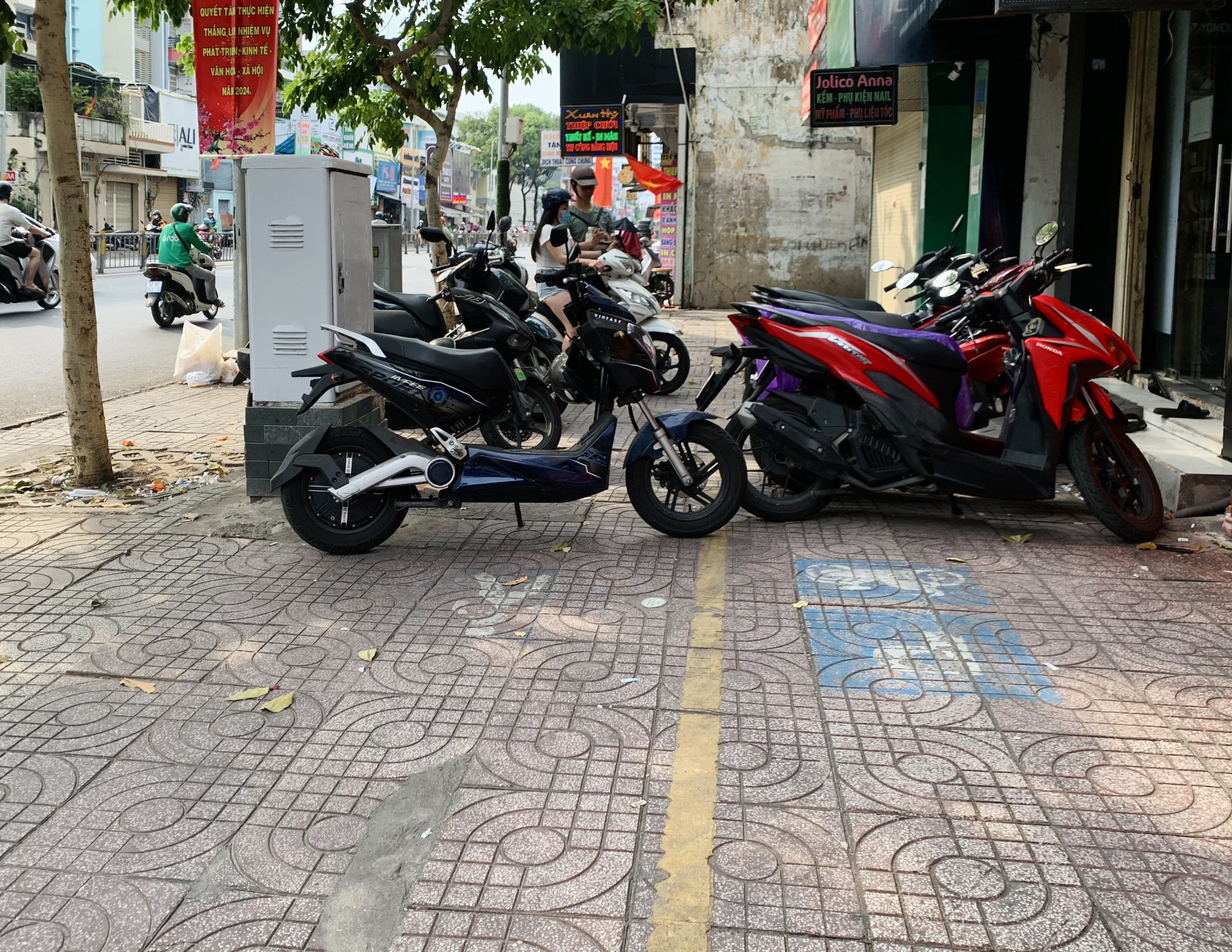 Một quận ở TP HCM 3 th&aacute;ng thu ph&iacute; vỉa h&egrave; được 1,5 tỉ đồng- Ảnh 1.