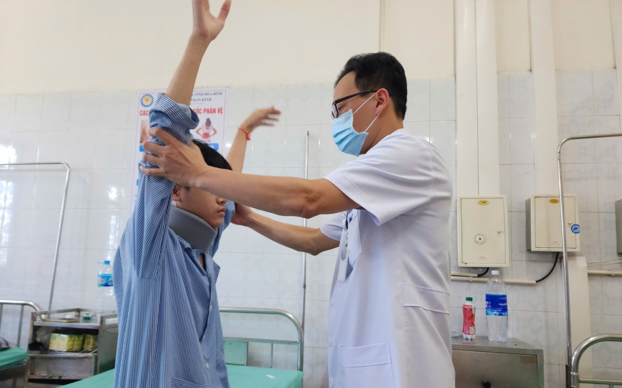 Thiếu niên liệt tứ chi sau khi chơi điện thoại nhiều giờ