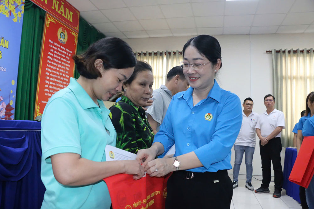 B&agrave; Nguyễn Kim Loan, Chủ tịch LĐLĐ tỉnh B&igrave;nh Dương, tặng qu&agrave; Tết cho c&ocirc;ng nh&acirc;n c&oacute; ho&agrave;n cảnh kh&oacute; khăn