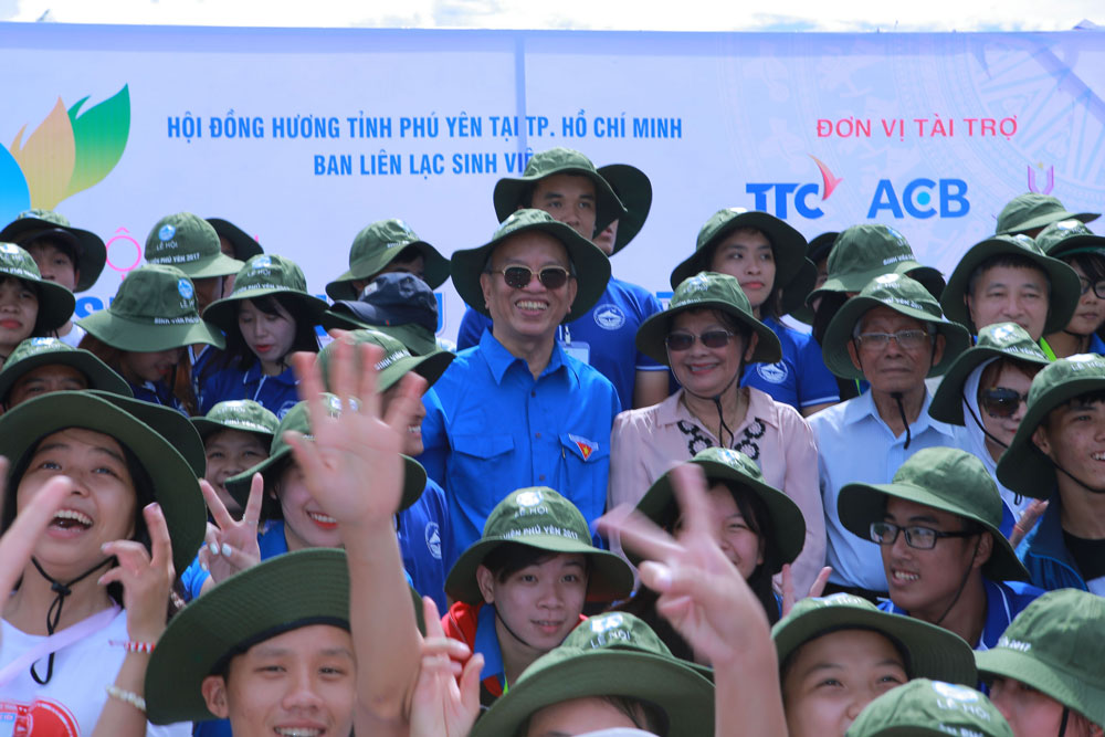 B&agrave; Kim Hương c&ugrave;ng chồng ra qu&acirc;n &ldquo;M&ugrave;a h&egrave; xanh&rdquo; gi&uacute;p người ngh&egrave;o. (Ảnh do nh&acirc;n vật cung cấp)