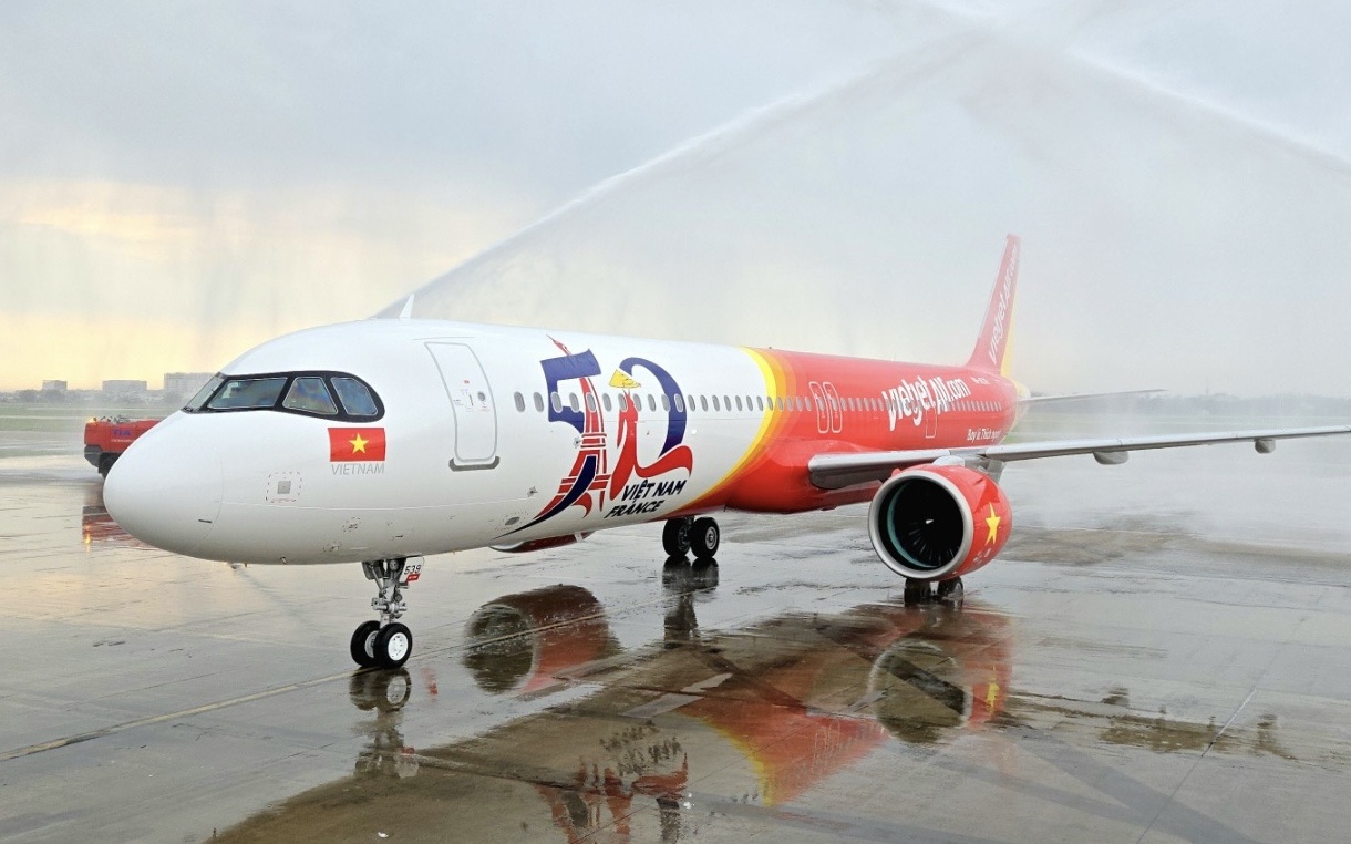 Tàu bay mang biểu tượng kỷ niệm 50 năm quan hệ ngoại giao Việt Nam - Pháp đã về tới TP HCM