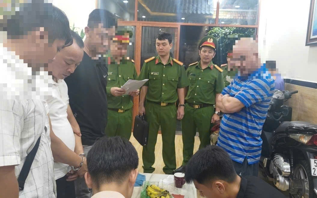 Người bán cháo lòng “nổ” là "Cục phó C02" lừa trùm cát tặc hàng tỉ đồng