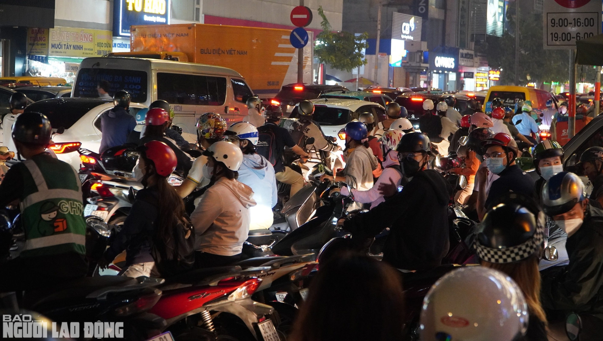 "Alo, kẹt xe quá, chưa thoát ra được!"- Ảnh 1.