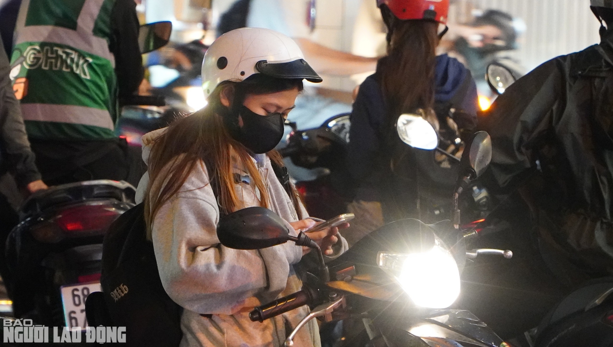 "Alo, kẹt xe quá, chưa thoát ra được!"- Ảnh 2.