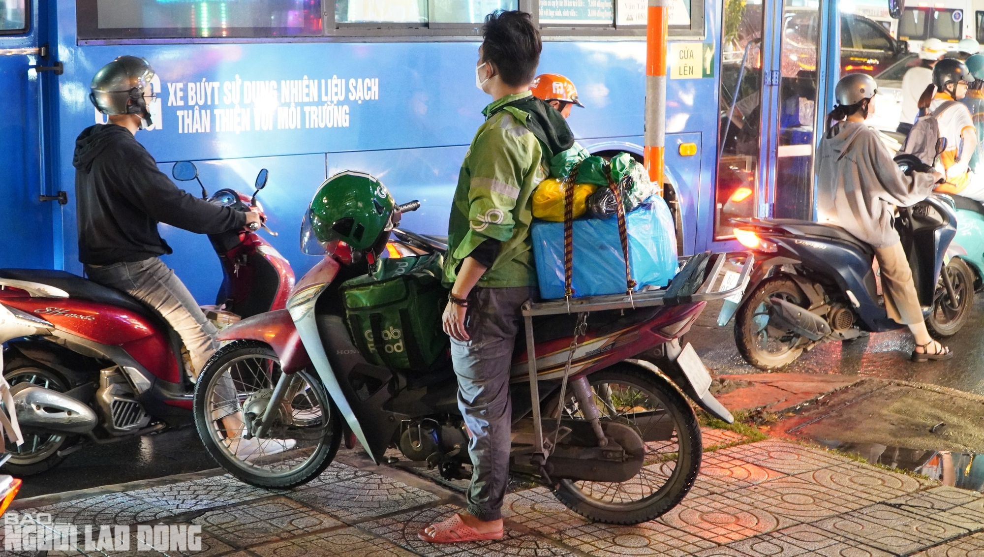 "Alo, kẹt xe quá, chưa thoát ra được!"- Ảnh 6.