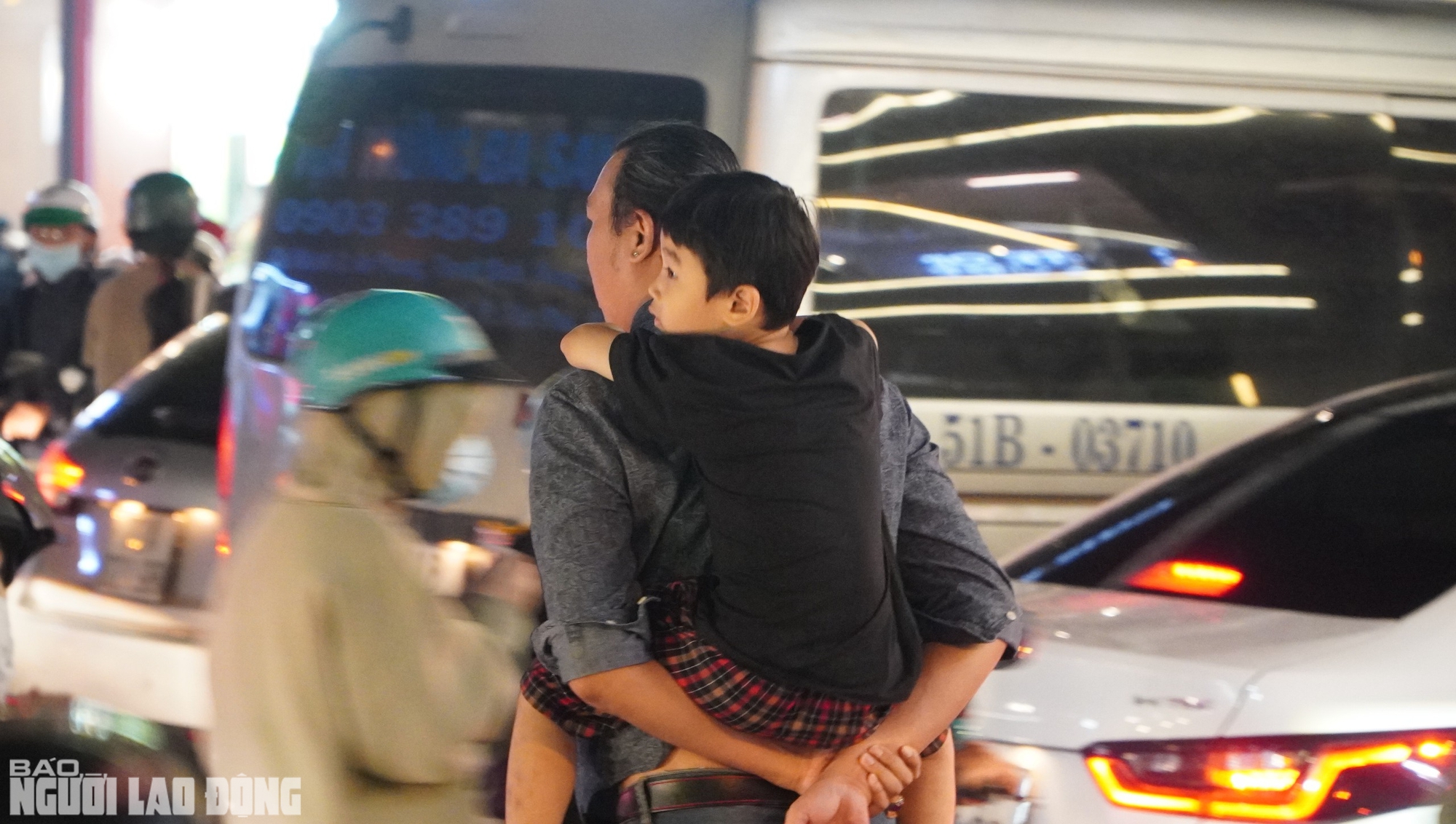 "Alo, kẹt xe quá, chưa thoát ra được!"- Ảnh 8.